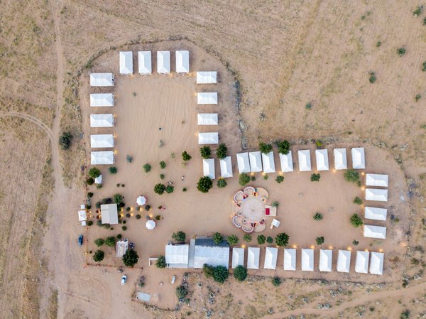 Vacances de luxe dans un camping avec piscine et toboggan dans le Languedoc-Roussillon